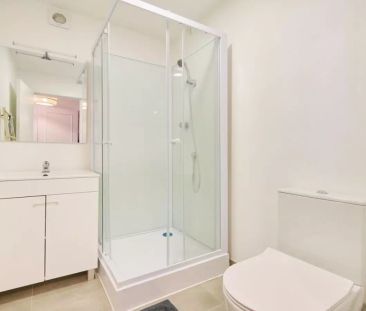 Room in a shared 10-bedroom apartment for rent in Lisbon - Foto 3
