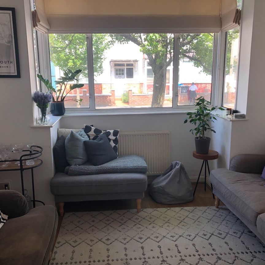 3 Bed Terraced House, Seely Road, SW17 - Photo 1