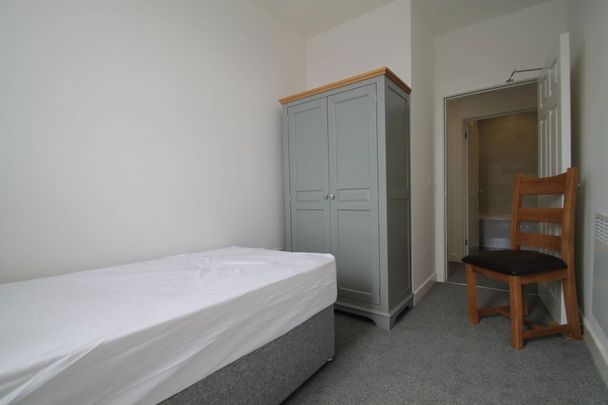 Flat Garland Place, Dundee - Photo 1