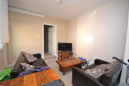 2 bed Flat for Rent - Photo 3