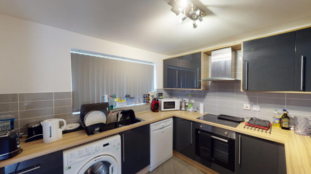 4 bedroom terraced house to rent - Photo 5