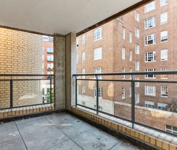 3 bedroom flat in London - Photo 4