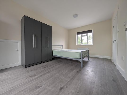 Kingsley Road, Hounslow - Photo 1