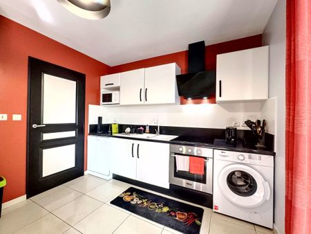 Location Appartement 2 pièces 55m² ST DENIS 97490 - Photo 4