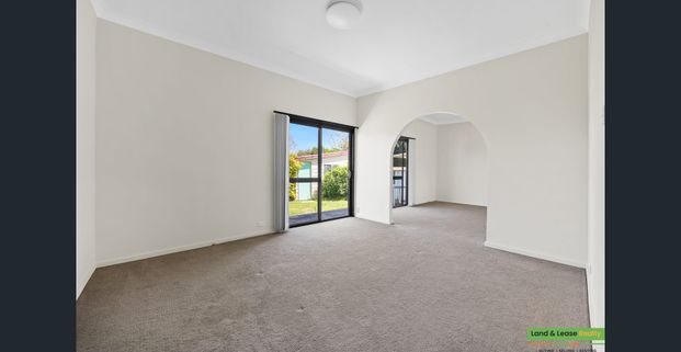 Spacious Family Home with 5 Living Zones: - Photo 1