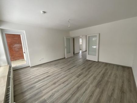 Renovierte und zentrumsnahe 4-Zimmer-Wohnung, mit zwei Balkonen! - Photo 3