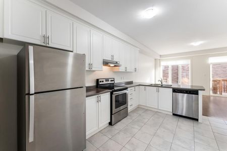 For Lease - 84 Fortis Crescent, Bradford West Gwillimbury, Ontario - Photo 4