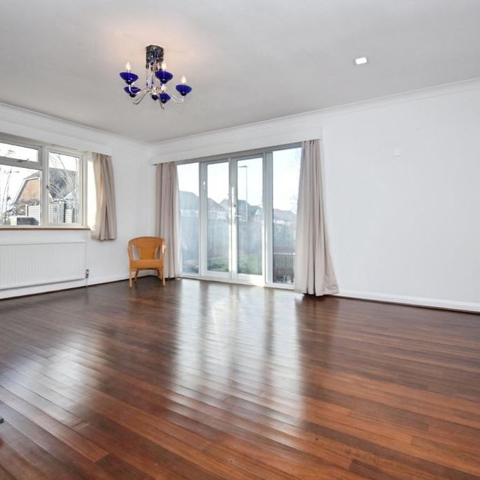 5 bedroom bungalow to rent - Photo 1