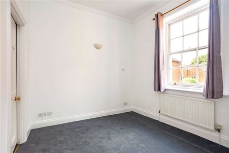 First floor flat within a restored Georgian building in the heart of the City. Please note: No Parking - Photo 4