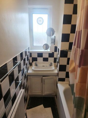 1 bedroom in a flat share to rent - Photo 4