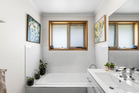 Quality Cambridge Home Offering Comfort and Convenience - Photo 5