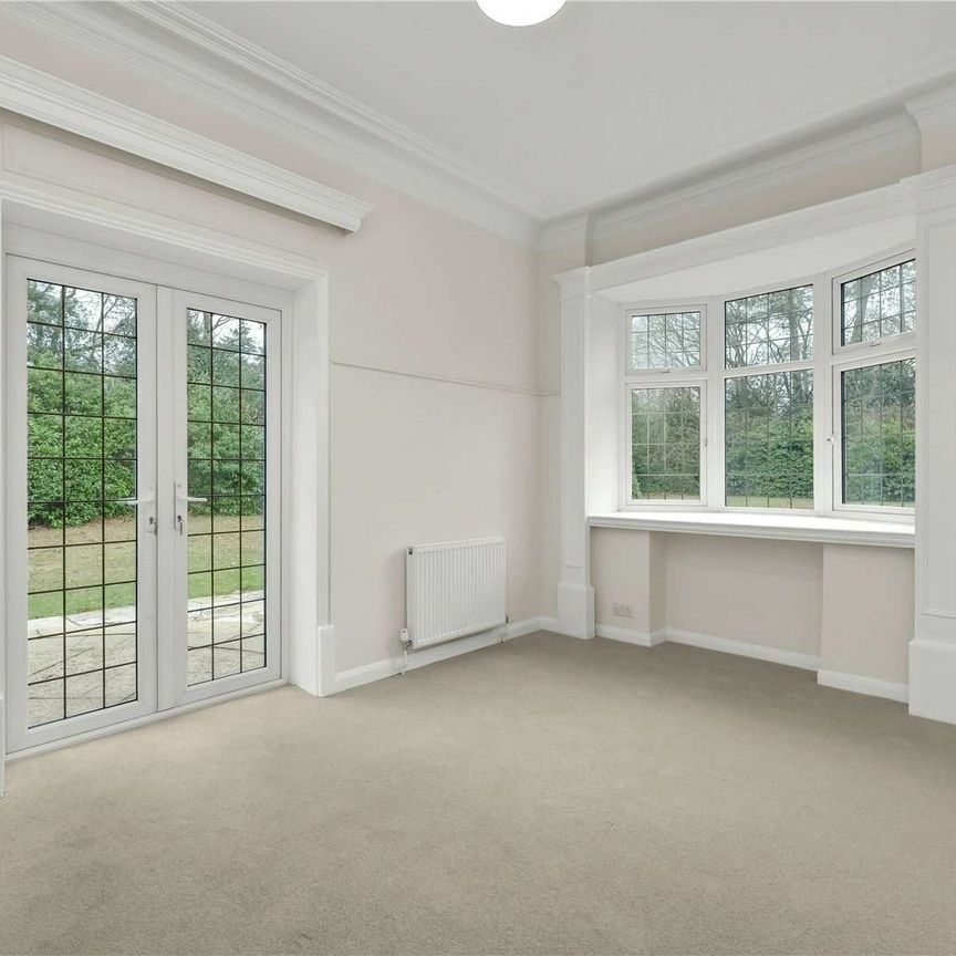 Recently refurbished, spacious two-bedroom garden flat in a convenient Sunningdale location. - Photo 1