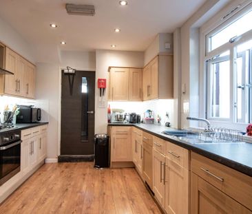 Complete with stylish loft conversion - Photo 4