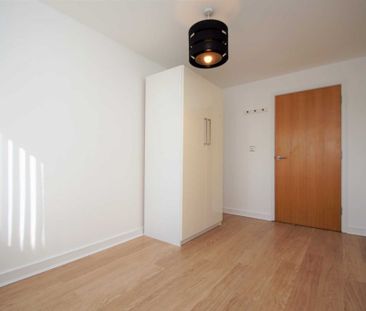 2 bed Flat for rent - Photo 4