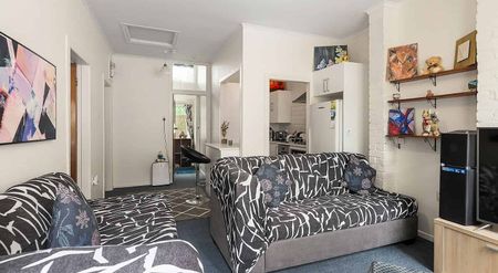 Cosy renovated flat, 5 min walk to shops & beach - Photo 5