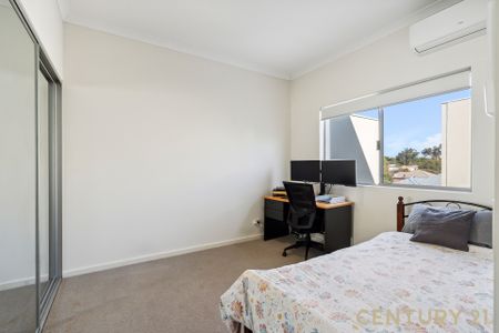 Contemporary Top Floor Apartment Available in the Heart of East Victoria Park&excl; - Photo 2