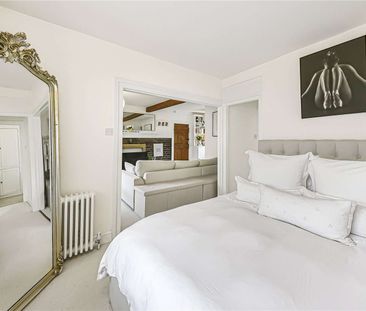 Utterly charming studio apartment set on the first floor of a much ... - Photo 6