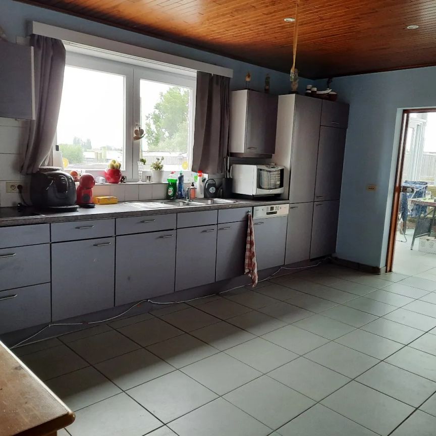 Ruim appartement met drie slaapkamers - Photo 1