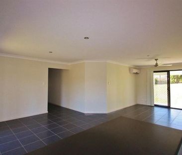 Spacious Family Home with Air Con and Huge Yard! - Photo 4