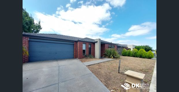 Spacious House with excellent Location in Tarneit - Photo 1