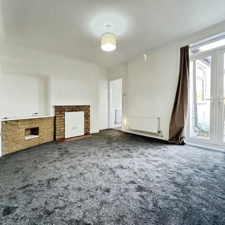 3 bedroom end of terrace house to rent - Photo 1