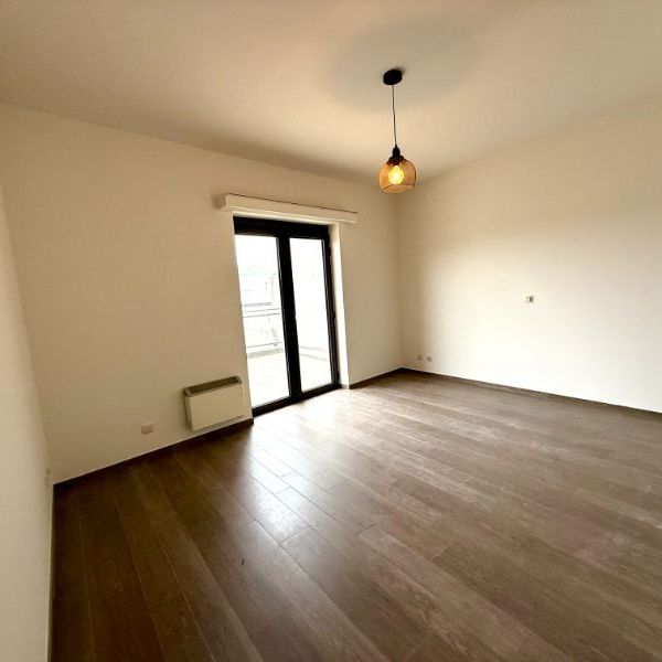 Instapklaar en ruim appartement met 2 slaapkamers en groot terras in hartje Deinze - Foto 1