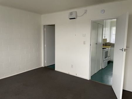 Neat and tidy bedsit - Photo 5