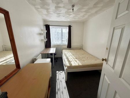 1 bedroom in a house share to rent - Photo 2