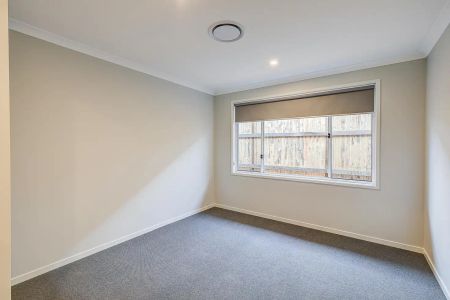 “Large Modern Family Home in Everleigh Estate” - Photo 5