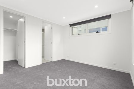 A stone’s throw from the sparkling waters of Port Phillip Bay - Photo 2