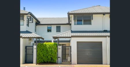 Modern Split-Level Townhouse in Prime Robina Location - Ideal for Students - Photo 2
