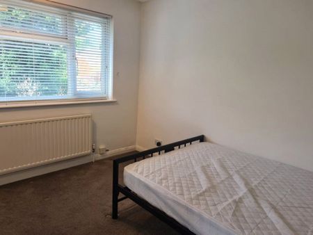 3 Bedroom Flat / Apartment - Oakmount Avenue, Southampton - Photo 2