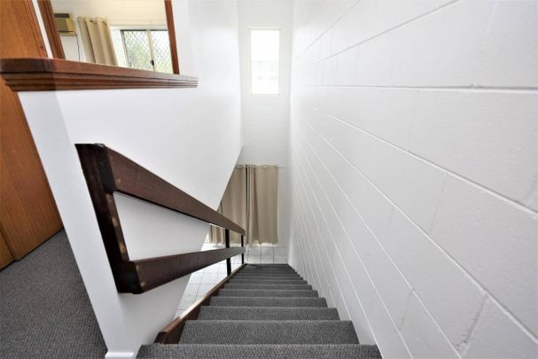 Townhouse - Storage Room - Carport - Pool - Close to Shops - Photo 1