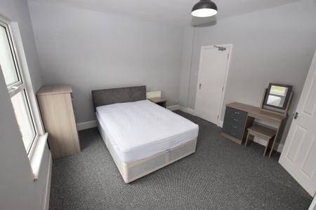 6 bedroom terraced house to rent - Photo 2