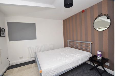 6 bedroom townhouse to rent - Photo 2