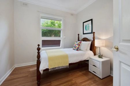 Stylish Family Home in Prime Rostrevor - Photo 2