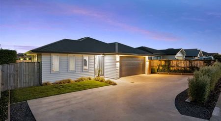 Charming 3BR Pukekohe Retreat w/ Garden! - Photo 3