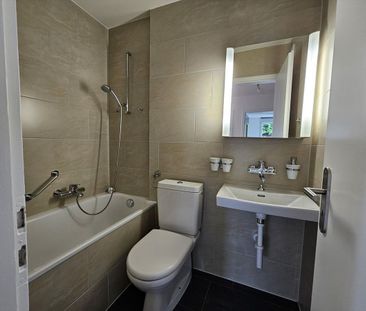 Beautiful renovated 4-room apartment in Neuchâtel - Photo 3