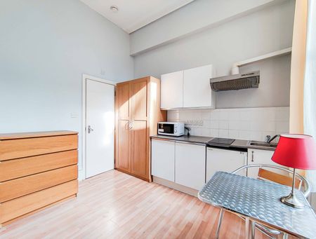 A studio apartment situated within a beautiful period building in the heart of Kensington, W8 - Photo 4