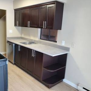 SPACIOUS FULLY RENOVATED TWO BEDROOM TOWNHOUSE - Photo 2