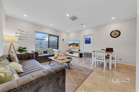 Modern 4-Bedroom Family Home!! - Photo 2