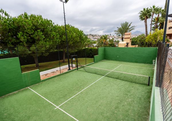 Bright and Cozy 2-Bedroom Apartment with Modern Renovation