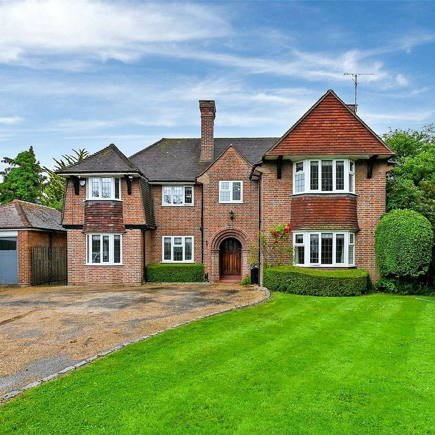 Family home with garden, driveway parking and garage - Photo 1