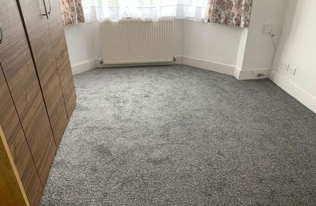 3 Marlbourgh Close Colliers Wood SW19 - Photo 2