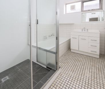 Prime location 2 bedroom apartment - Photo 4