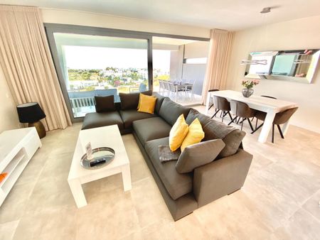 Middle Floor Apartment in Estepona - Photo 2