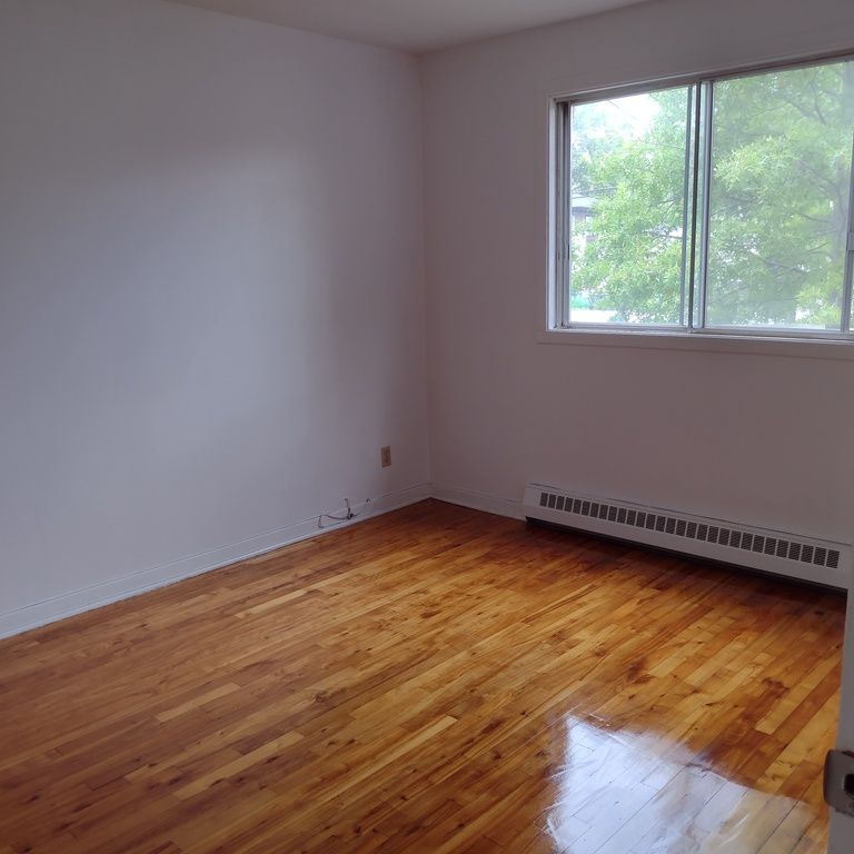 4 1/2 App. 1er étage Rue Laurier Long. - Photo 1