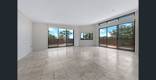 Spacious & Bright Apartment - Photo 1