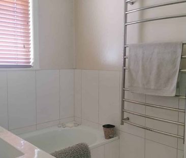 Cosy 3 Bedroom home - Photo 4