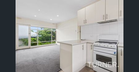 Charming Top-Floor Apartment in Leafy Sixth Avenue Location - Photo 3